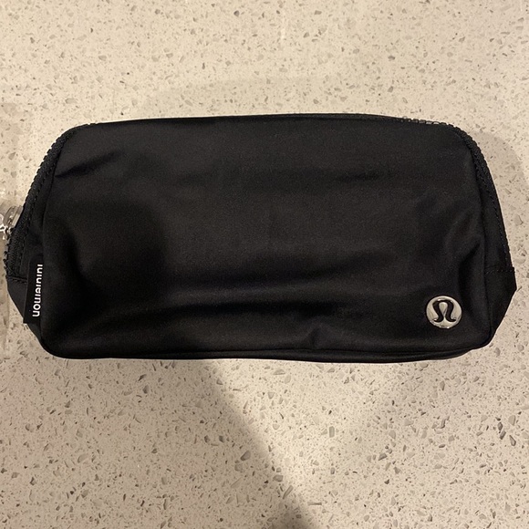 HP 2/19 NWT Lululemon Everywhere Black Belt Bag 1L - Picture 7 of 10